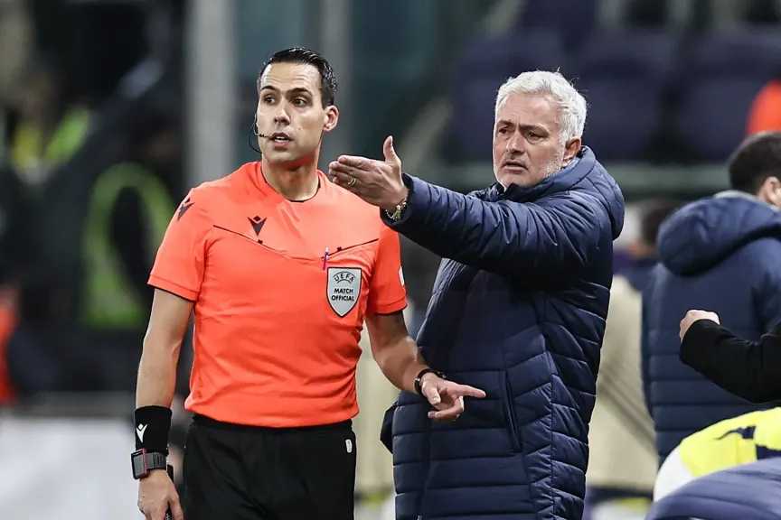 جوزيه مورينيو يتعرض لوعكة صحية مفاجئة.. اعرف تفاصيل الحالة جوزيه مورينيو يتعرض لوعكة صحية مفاجئة.. اعرف تفاصيل الحالة