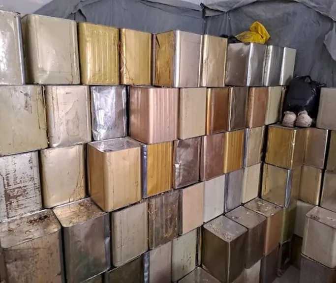 الداخلية تضبط 19 طن سلع فاسدة وتبغ بمصنع غير مرخص بالدقهلية الداخلية تضبط 19 طن سلع فاسدة وتبغ بمصنع غير مرخص بالدقهلية