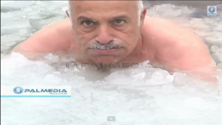 بالفيديو..فلسطينى مسن يسبح فى الثلوج...