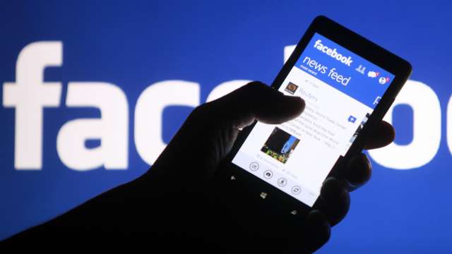 نيابة أكتوبر تطالب من مباحث الإنترنت تحريات حول صفحات الفيس بوك
