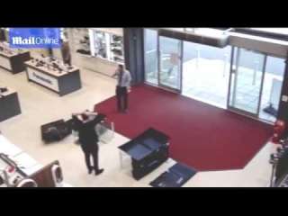 بالفيديو: رجل يحطم 4 تلفزيونات...