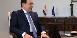 طارق الملا يعقد جلسة مباحثات...