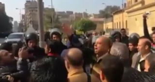 أصوات أقباط تتعالى أمام الكاتدرائية:...