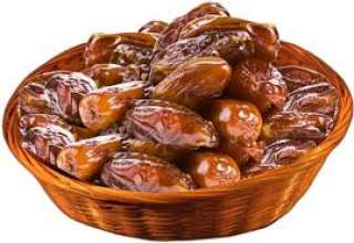 فوائد تناول التمر على الريق