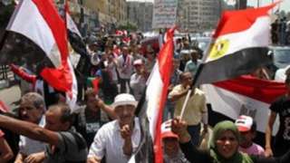 مواطنون يهتفون بميدان التحرير :...