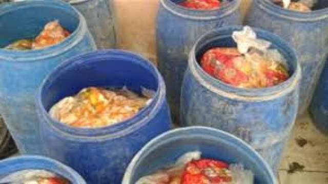 ضبط 3 أطنان مخللات داخل براميل تحتوى على حشرات في الإسكندرية