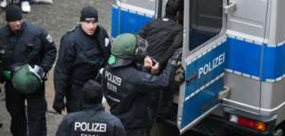 ألمانيا تعتقل شخصين بعد تحذير...