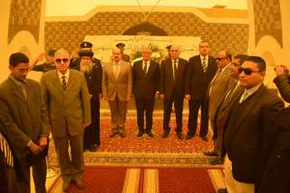 محافظ المنيا يضع إكليلا من...