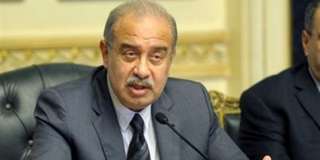 رئيس الوزراء يجتمع مع المدير...