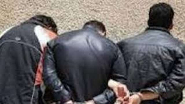 القبض على 3 أشخاص بتهمة الاتجار في النقد الأجنبي