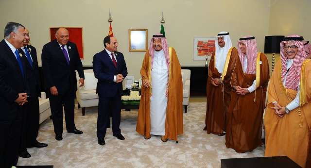 الرئيس عبدالفتاح السيسي ونظيره الملك سلمان بن عبدالعزيز خادم الحرمين الشريفين