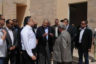 وزير الآثار ومحلب يتفقدان منطقة...