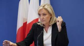 لوبن تدلي بصوتها في جولة...