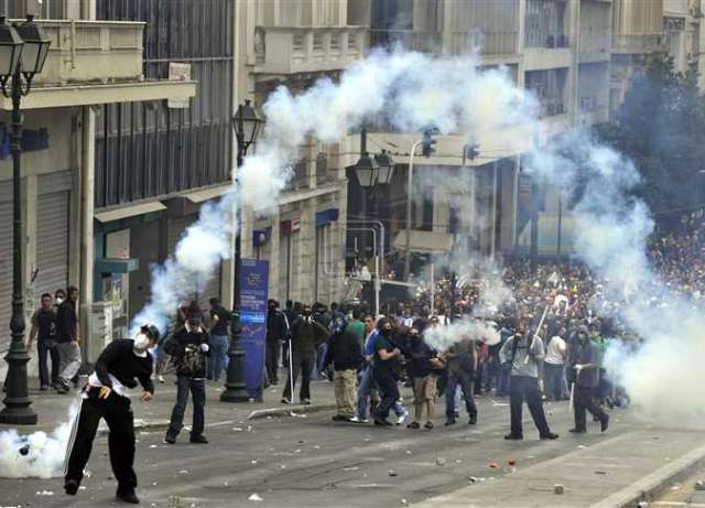 الشرطة اليونانية تطلق الغاز المسيل للدموع على متظاهرين بأثينا