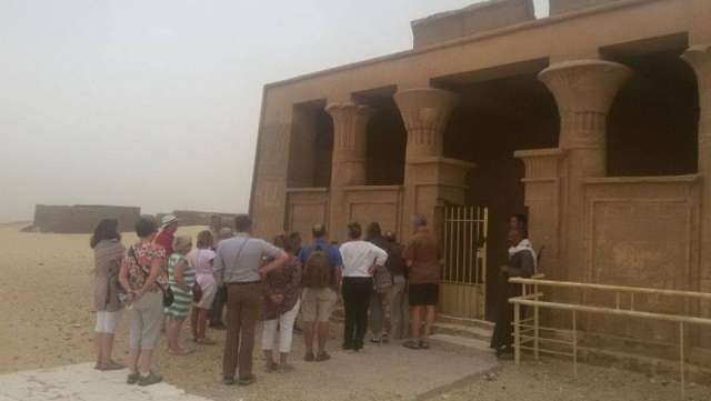 وفد انجليزي يزور منطقة آثار تونا الجبل بملوي بالمنيا