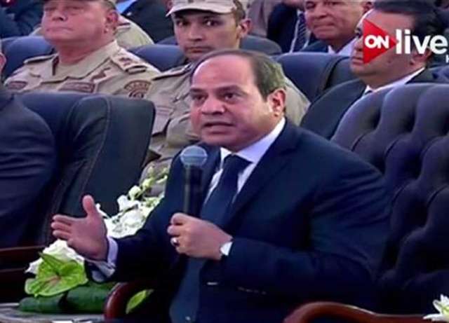 الرئيس السيسى يستمع لشرح العاملين بالمركز التكنولوجى بمدينة دمياط للآثاث