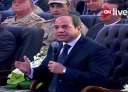 الرئيس السيسى يستمع لشرح العاملين...