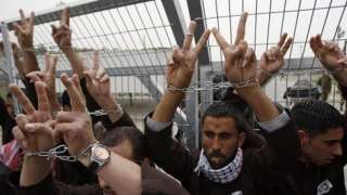 الأسرى الفلسطينيون بالسجون الإسرائيلية يواصلون...