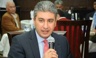وزير الطيران يبحث مع سفير...