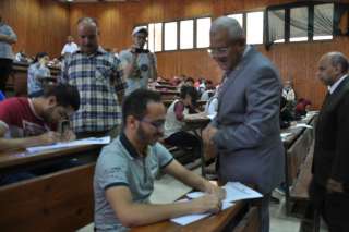 رئيس جامعة المنيا يتفقد لجان...
