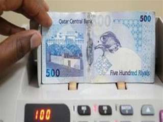 الريال القطري يهبط إلى أدنى...