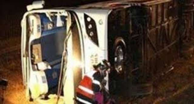 مصرع وإصابة 25 شخص إثر حادث انقلاب أتوبيس في مطروح