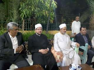 بالصور.. وزيرالأوقاف يقدم واجب العزاء...