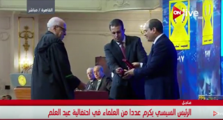 بالفيديو.. الرئيس السيسى يكرم عدداً...