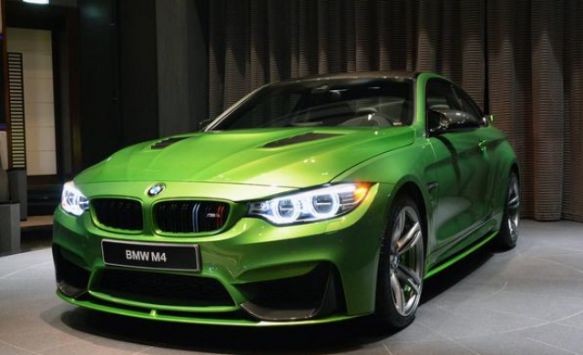 إنطلاق سيارة ”بي إم دابليو M3” في أبو ظبي باللون الأخضر