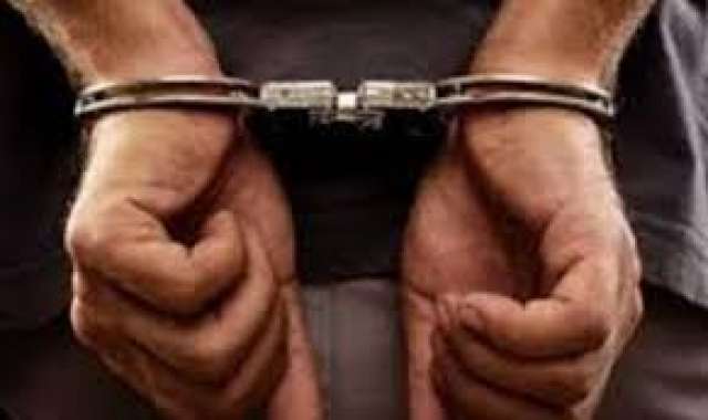 القبض على شخص عربى الجنسيه بحوزته اوراق مزورة