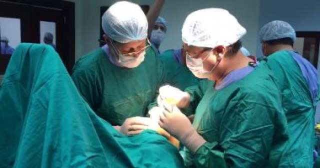 وزير الصحة يجري عملية تغيير مفصل ركبة لمريضة خلال تفقده مستشفى أرمنت المركزي