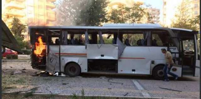 إصابة 12  شرطي إثر انفجار حافلة بتركيا 