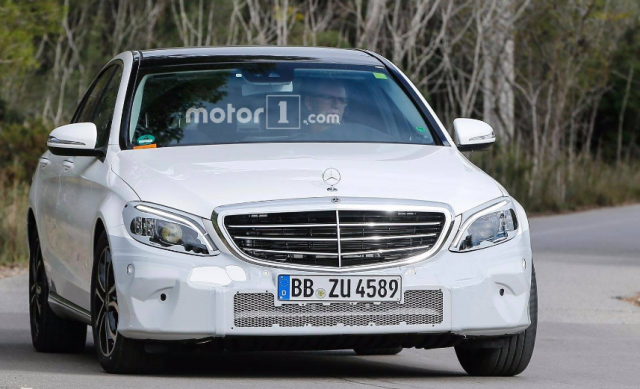 سيارة مرسيدس C-Class الجديدة تظهر أثناء اختبارها بلا تمويهات
