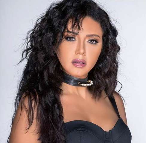 ”رانيا يوسف” بإطلالة مثيرة في البحرين 
