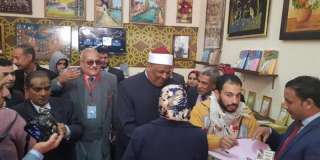 عباس شومان يزور جناح الأزهر...