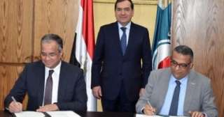 الملا يشهد توقيع بيع وتوريد...