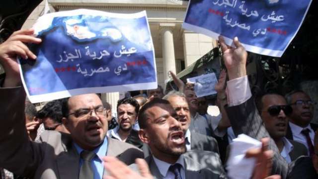 تأجيل الحكم على 3 صحفيين لاتهامهم بالتظاهر اعتراضا على ”تيران وصنافير”