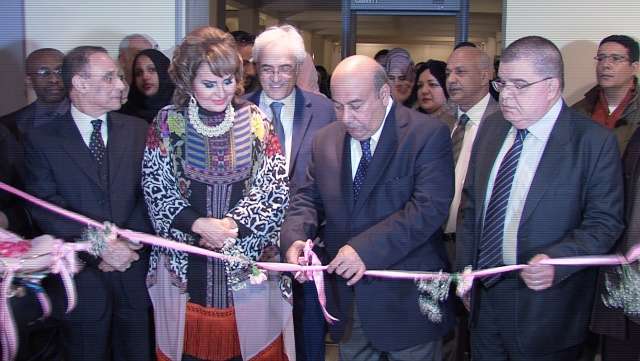 بالصور.. الذويخ يفتتح معرض ريشة السلام بدار الاوبرا