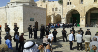 عشرات المستوطنين يقتحمون الأقصى بحراسة...