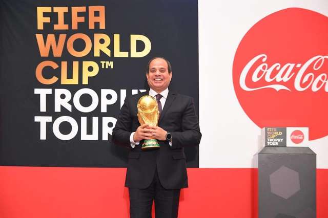 السيسي يستقبل كأس العالم لكرة القدم في مصر