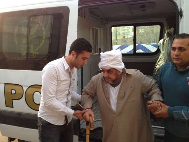 بالصور.. أمن كفر الشيخ يستجيب لنداء ”مسن” للادلاء بصوته في الانتخابات ببيلا