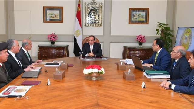 السيسى يستعرض مع عدد من الوزراء الموقف التنفيذي للخطة القومية لتحلية المياه
