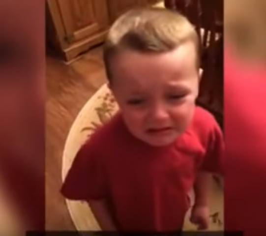 بالفيديو ..طفل أمريكي يبكي بشدة خوفا من السمنة !