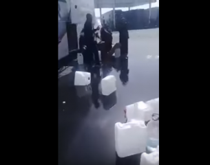 بالفيديو.. السعودية تجبر معتمرين أردنيين...