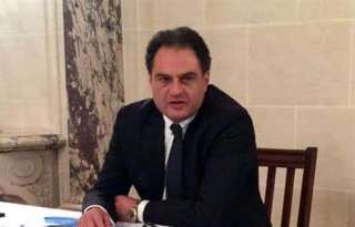 سفير مصر بباريس ينقل تهنئة...