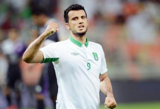 الأهلي يسعى لضم ”عمر السومة”...