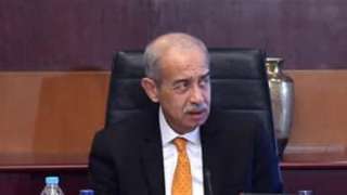 إسماعيل يستعرض مع وزير النقل...