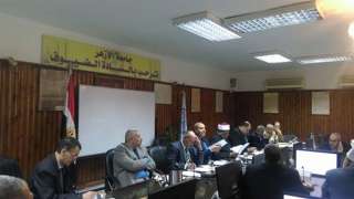 مجلس جامعة الأزهر يدين نقل...