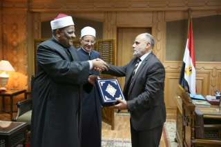 شومان يكرم طلاب جامعة الأزهر...