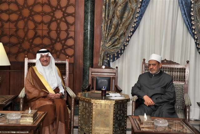 السفير السعودى بالقاهرة يقدم العزاء لشيخ الأزهر فى وفاة شقيقته